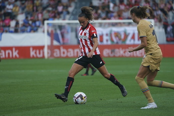 Nerea Nevado, que ha disputado todos los minutos de competición, controla el balón ante la barcelonista Graham Hansen.