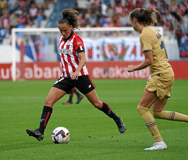 Nerea Nevado, que ha disputado todos los minutos, controla ante Grahan Hansen.