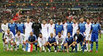Jugadores de la selección francesa y tunecina posan antes de un partido amistoso en el estadio de Saint Denis. 