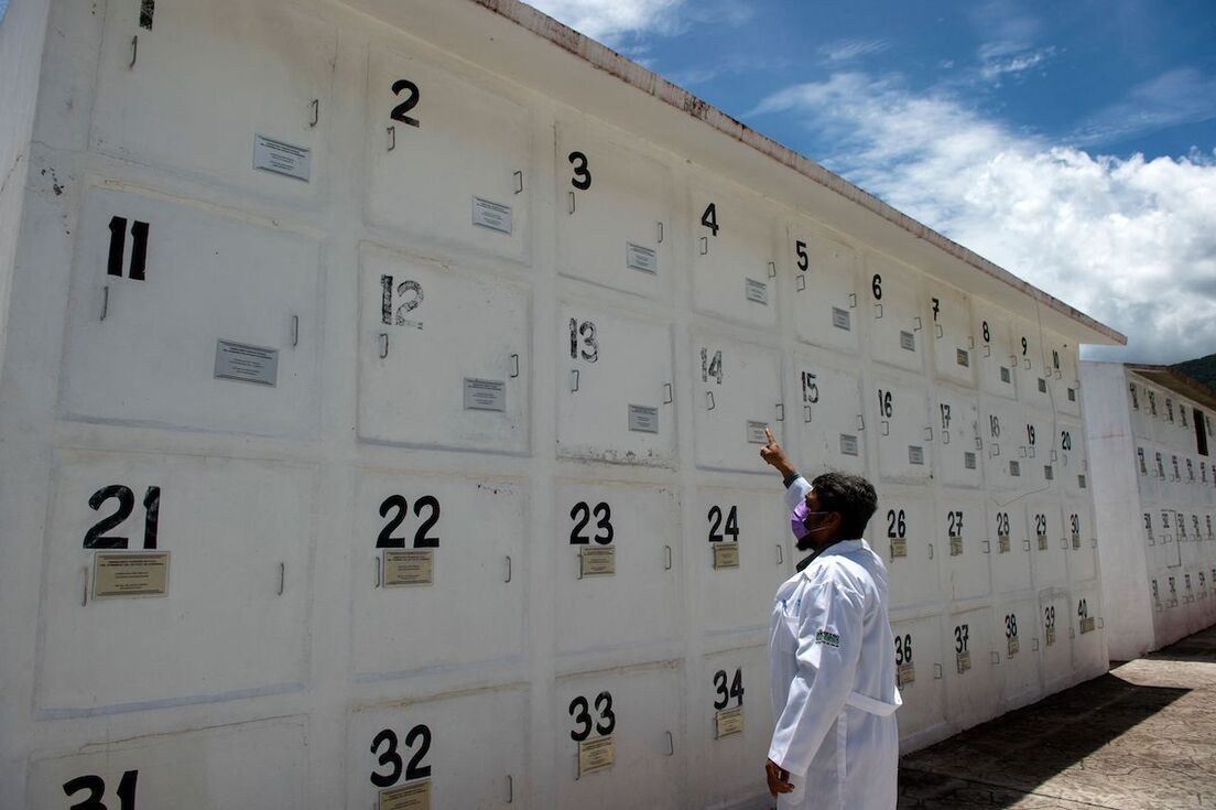 Decenas de nichos con restos sin identificar en el cementerio forense de Chilpancingo.