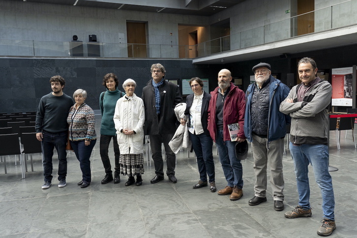 Participantes en la iniciativa, reunidos este jueves en el Parlamento navarro.