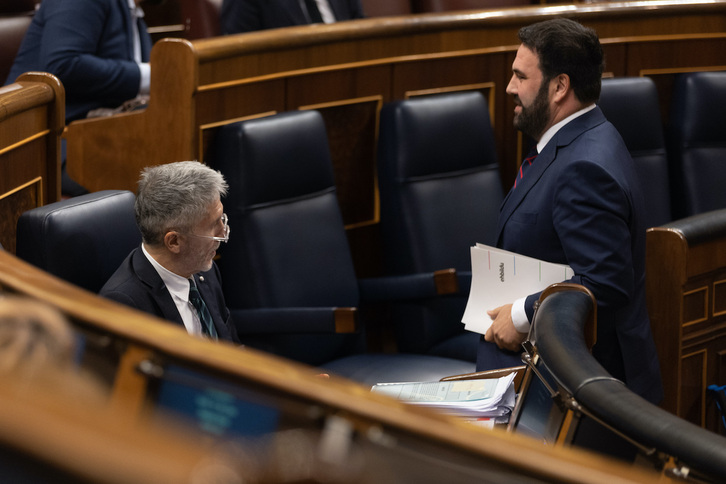 El ministro Marlaska mira a Iñarritu (EH Bildu), tras su intervención muy crítica con la versión de Interior.