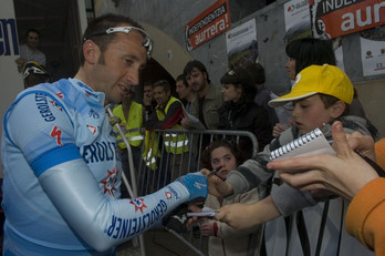 Davide rebellin, firmando autógrafos durante la Itzulia de 2008.