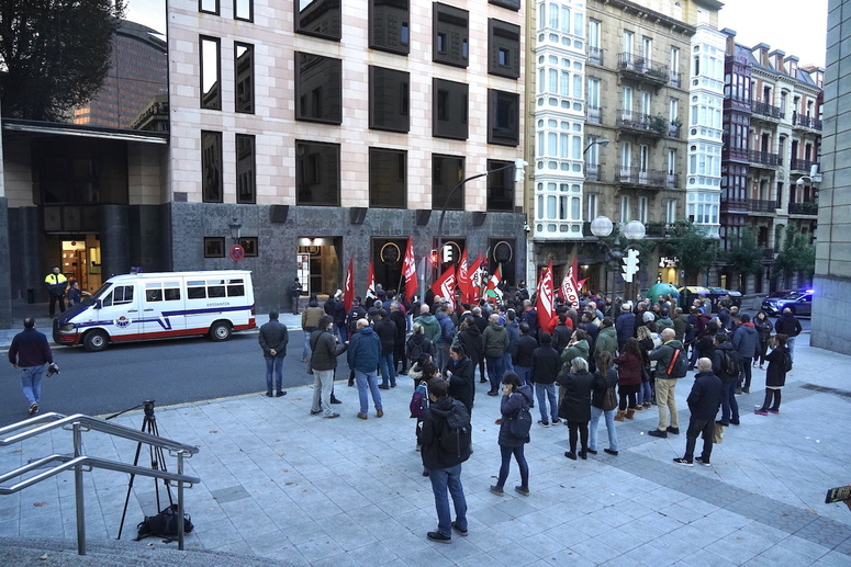 Huelguistas del Metal de Bizkaia denuncian ante Sabin Etxea la represión policial.
