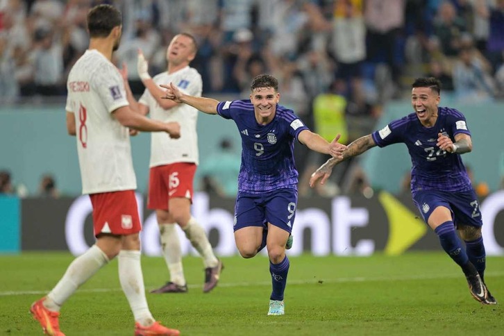 Julián Álvarez celebra el segundo gol de Argentina ante la desesperación polaca.