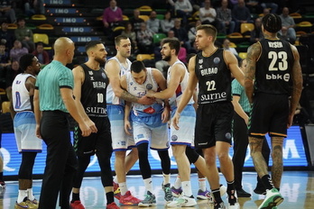 Entre los árbitros, alguna breve discusión y falta de concentración, Bilbao Basket ha estado lejos de su mejor versión.
