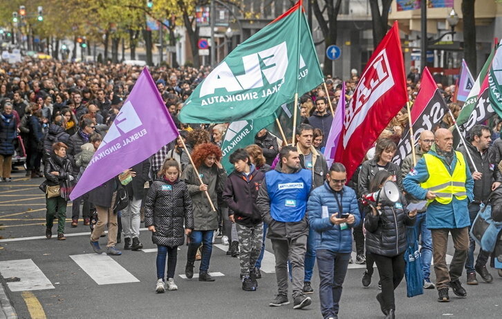 Manifestazioa egin zuten atzo, Bilbon, Lakuako ordezkaritzaren aurrean elkartu ondoren.