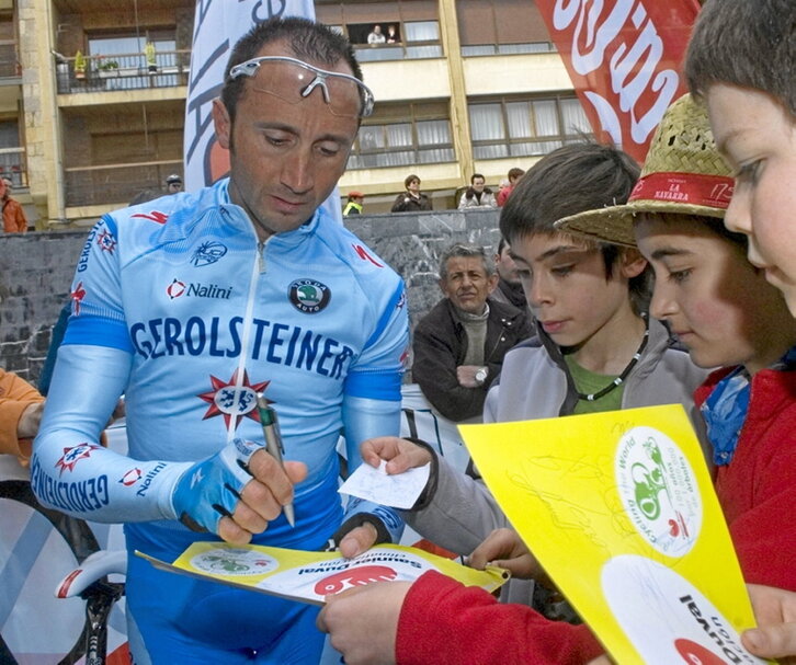Rebellin, autografoak sinatzen 2008ko Itzulian.