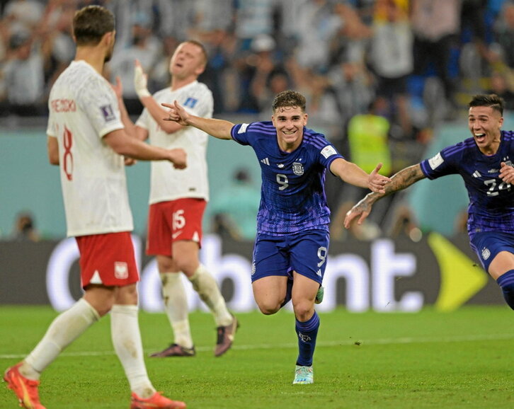 Julián Álvarez celebra el segundo gol de Argentina ante la desesperación polaca.
