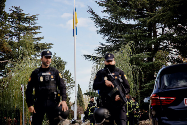 Agentes de la Policía española, este miércoles en la sede de la Embajada ucraniana en Madrid.