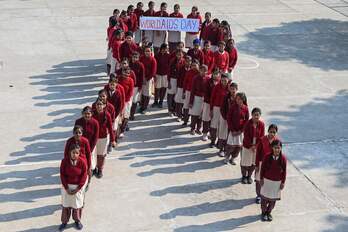 Estudiantes de la India, en un acto de concienciación sobre el VIH este día internacional.