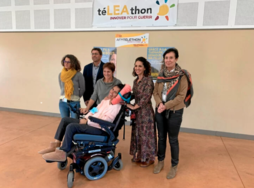Léa entourée de sa famille lors de la présentation de l'édition 2021 du Téléthon à Orègue.