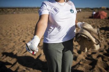 L’ONG propose des ramassages de déchets pour sensibiliser le public.