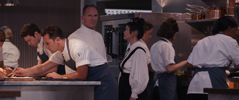 El chef (Ralph Fiennes) dirige a su equipo como a un ejército.