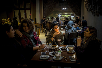 Gazte koadrila bat Teheranen