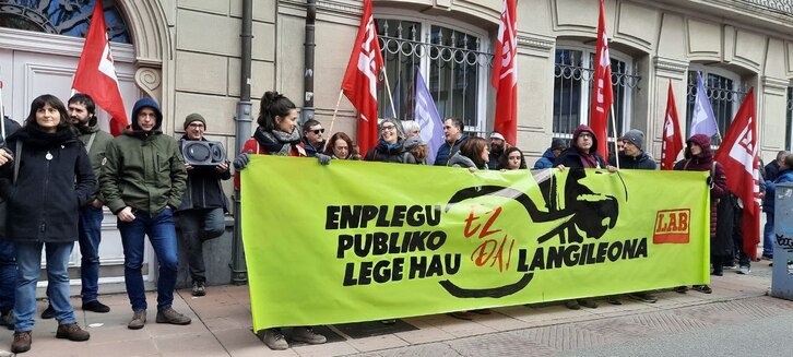LAB se ha concentrado ante la entrada al Parlamento.