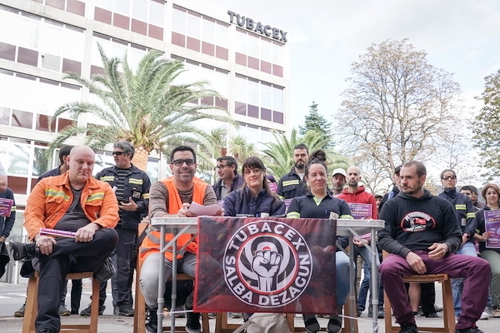 La Plataforma de Trabajadores y Trabajadoras Denunciadas en la rueda de prensa realizada el tres de noviembre para denunciar la situacion de Aintzane Mendia, trabajadora de Tubacex.