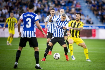 Salva Sevilla protege el esférico ante Sergi Enrich, delantero del Oviedo. 