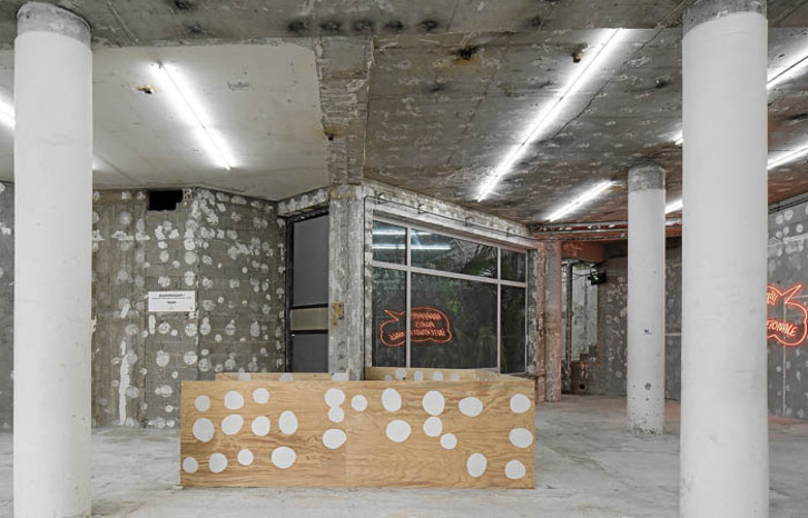 Paris Internationaleko artelanen erakusketarako horma sistemak, Christ & Gantenbein estudioak diseinatua. Argazkiak:Nicolas Dorval-Bory eta Giaime-Meloni 