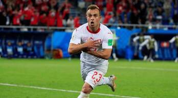 Shaqiri celebrando un gol ante Serbia en el Mundial de 2018. 