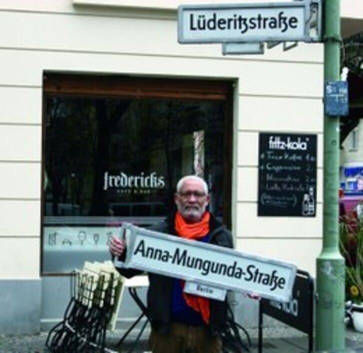 Cambio de placa en la calle Lüderitz.
