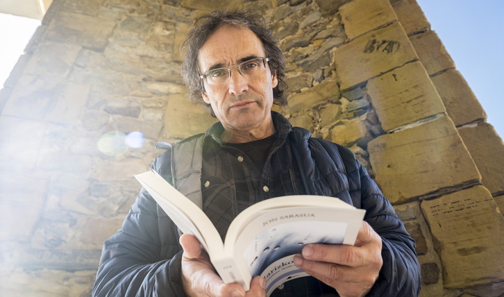 Jon Sarasua bere azken liburuarekin.