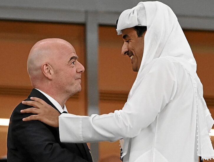 Infantino Qatarreko emirrarekin, Tamim bin Hamad Al Thani. (Fabrice COFRINI / AFP)