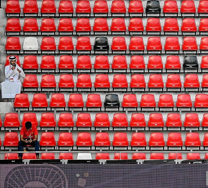 Bi pertsona estadio bateko harmailan partida hasi baino lehen (Alfredo ESTRELLA / AFP)