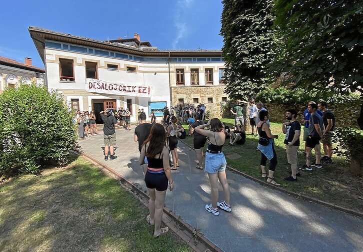 Aurtengo udan egin dute filmatzeko lanaren parte handiena. Beheko irudian, filmazioaren une bat. (ANTIXENA GAZTETXEA)