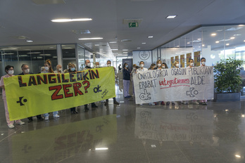 Queja de trabajadores de Onkologikoa ante la consejera Sagardui, en la visita realizada por esta hace un año.