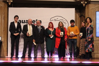 Unai Rementeria eta Lorea Bilbaren artean, ezker eskuin, Rafael Yuste, Jose Gabriel Anitua, Hanna Lantto, Iratxe Fresneda, Itziar Ugarte eta Aritz Gorrotxategi.