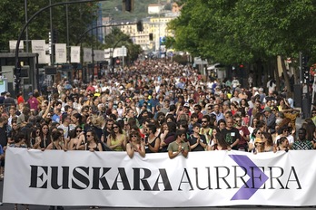 Cabecera de la manifestación que reunió a miles de jóvenes comprometidos con el futuro del euskera. 