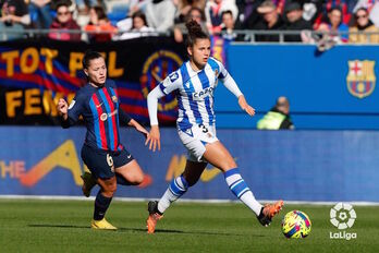 Tejada se lleva el balón ante Pina, que ha pasado prácticamente desapercibida ante el gran trabajo defensivo de las donostiarras. 