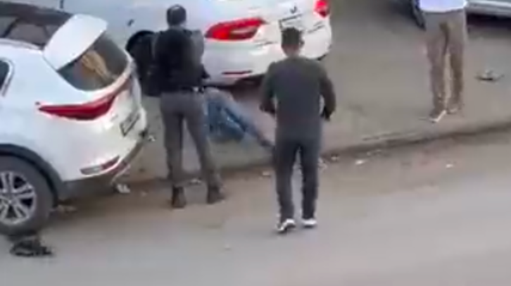 Captura de pantalla del momento en el que el Policía israelí dispara al joven palestino.