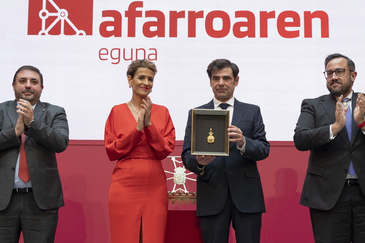 El presidente de CEPES Navarra Ignacio Ugalde ha recibido la Medalla de Oro de la mano de la lehendakari María Chivite. 