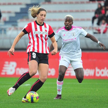 Valdezate controla el balón ante Kundananji, autora de los dos goles visitantes.