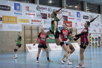 Beti Onakek ondo jokatu ditu bere kartak Zuazoren aurkako derbian.