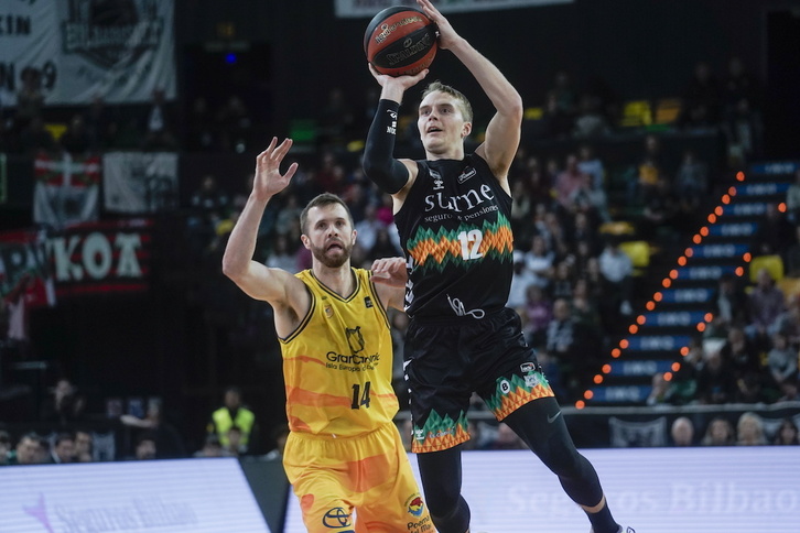 Ludde Hakanson se dispone a lanzar a canasta ante Gran Canaria.