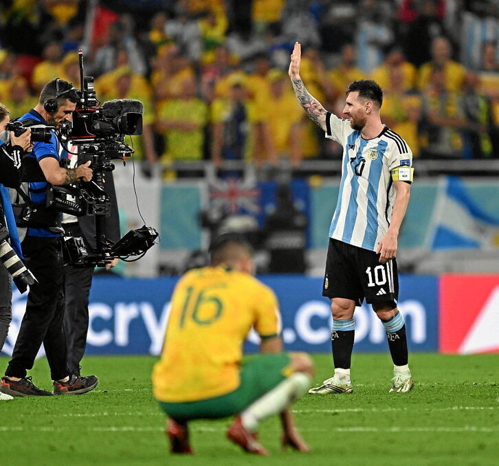 Messi saluda aliviado tras el pitido final ante Australia.