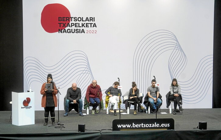 Bilboko Bizkaia pilotalekua bertsozalez lepo, Bertsolari Txapelketa Nagusiko azken finalaurrekoan.