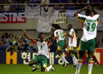Aliou Cissé, actual seleccionador de Senegal, celebra el pase a cuartos en el Mundial de 2002. 