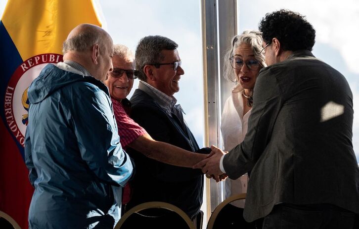 Los miembros de la delegación del Gobierno colombiano Otty Patino, María J. Pizarro e Iván Cepeda saludan a los guerrilleros del ELN Aureliano Carbonell y Pablo Beltrán.