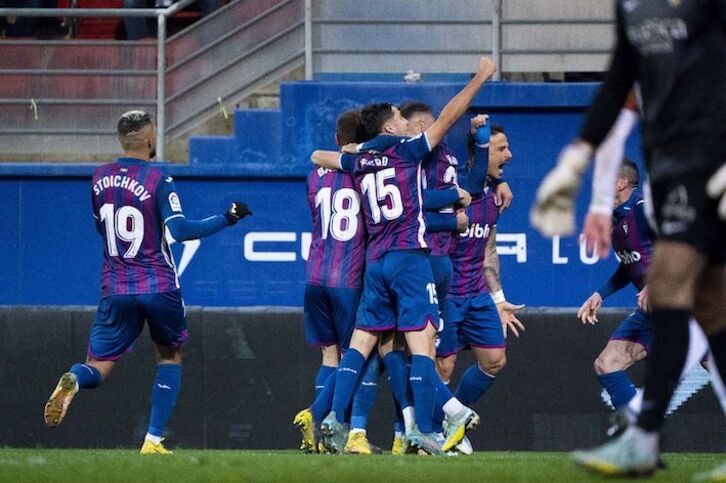 Explosión de júbilo tras el gol que redondeaba la remontada azulgrana en Ipurua.