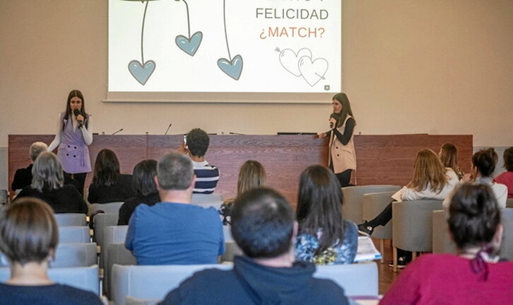 Noah Higon eta Maria Lezcano, «Zoriontasuna konkistatzen» hitzaldian.