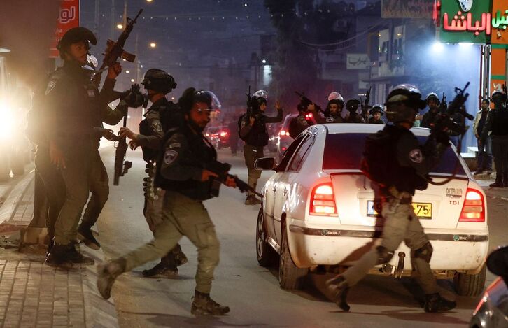 Soldados israelíes irrumpen en la ciudad cisjordana de Hawara el pasado viernes.