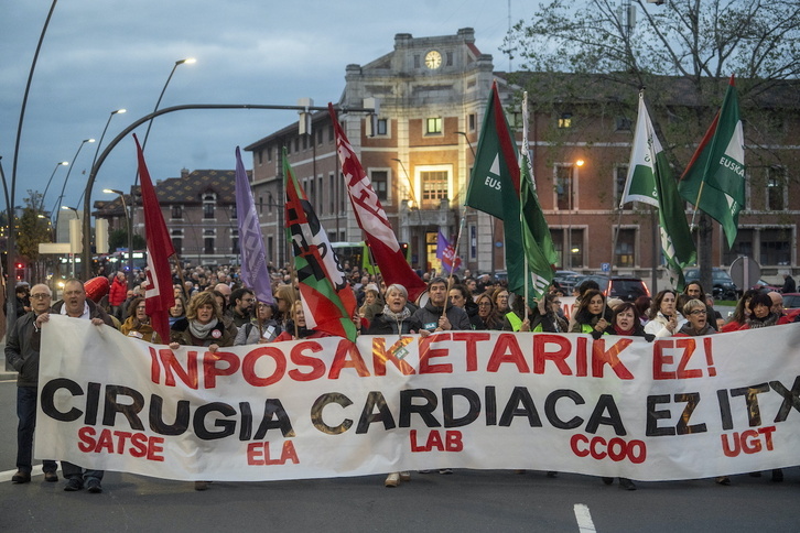 Movilización el pasado viernes contra el cierre de cirugía cardiaca en Basurto, paralizado ahora por orden judicial.