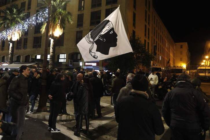 Movilización ante la comisaría de Aiacciu para denunciar los primeros tres arrestos, a los que han seguido hoy ocho más..