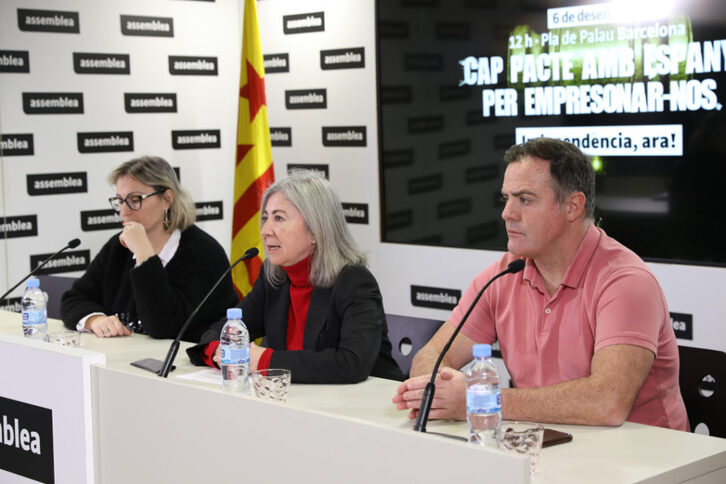 Esther Güell, coordinadora; Dolors Feliu, presidenta de la ANC; y Uriel Bertran, coordinador, en la presentación de la manifestación de este martes.