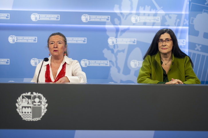 La consejera, Gotzone Sagardui, junto a la directora de Osakidetza, Rosa Pérez Esquerdo.
