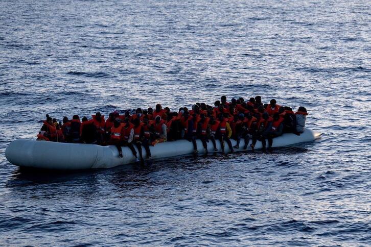 Imagen del bote con 103 migrantes antes de la llegada del Louise Michel.